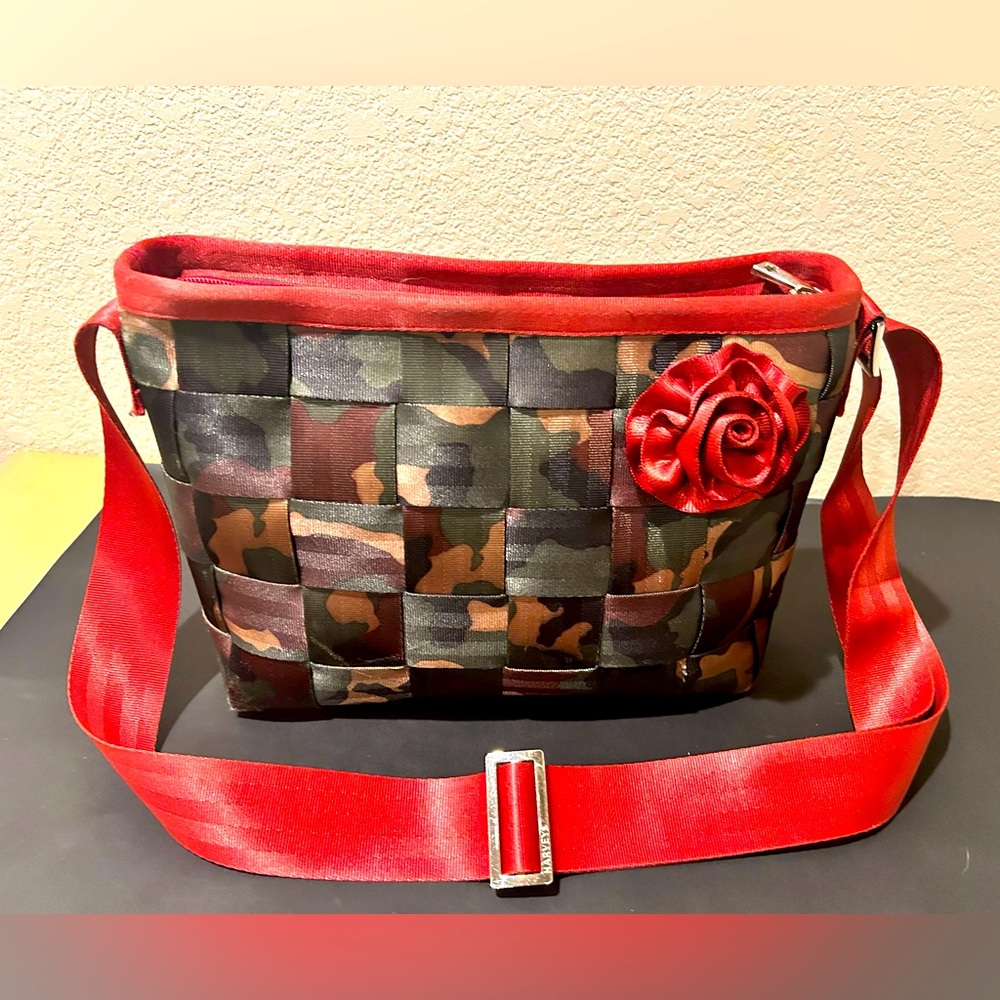 Harvey’s Seatbelt bag Camouflage , Armed with Roses.
